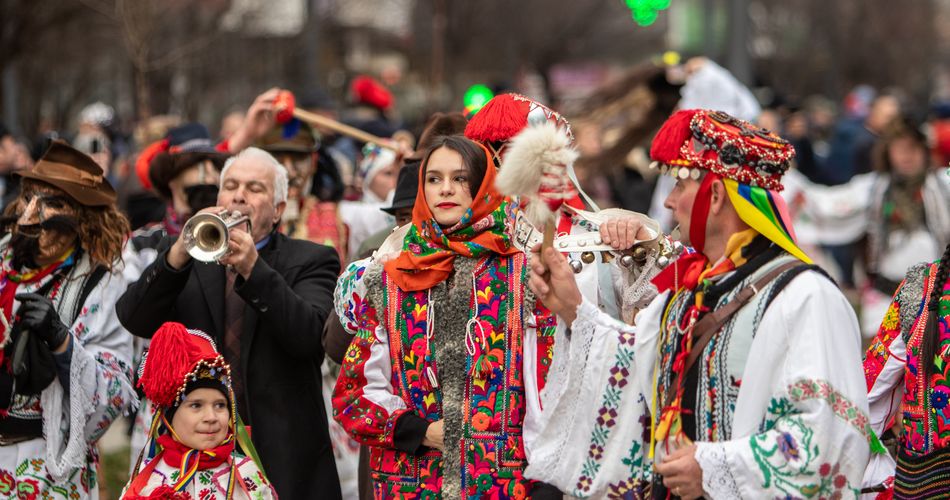 Tradiții și obiceiuri de Revelion 2026. Semnificația mersului cu Plugușorul în noaptea dintre ani