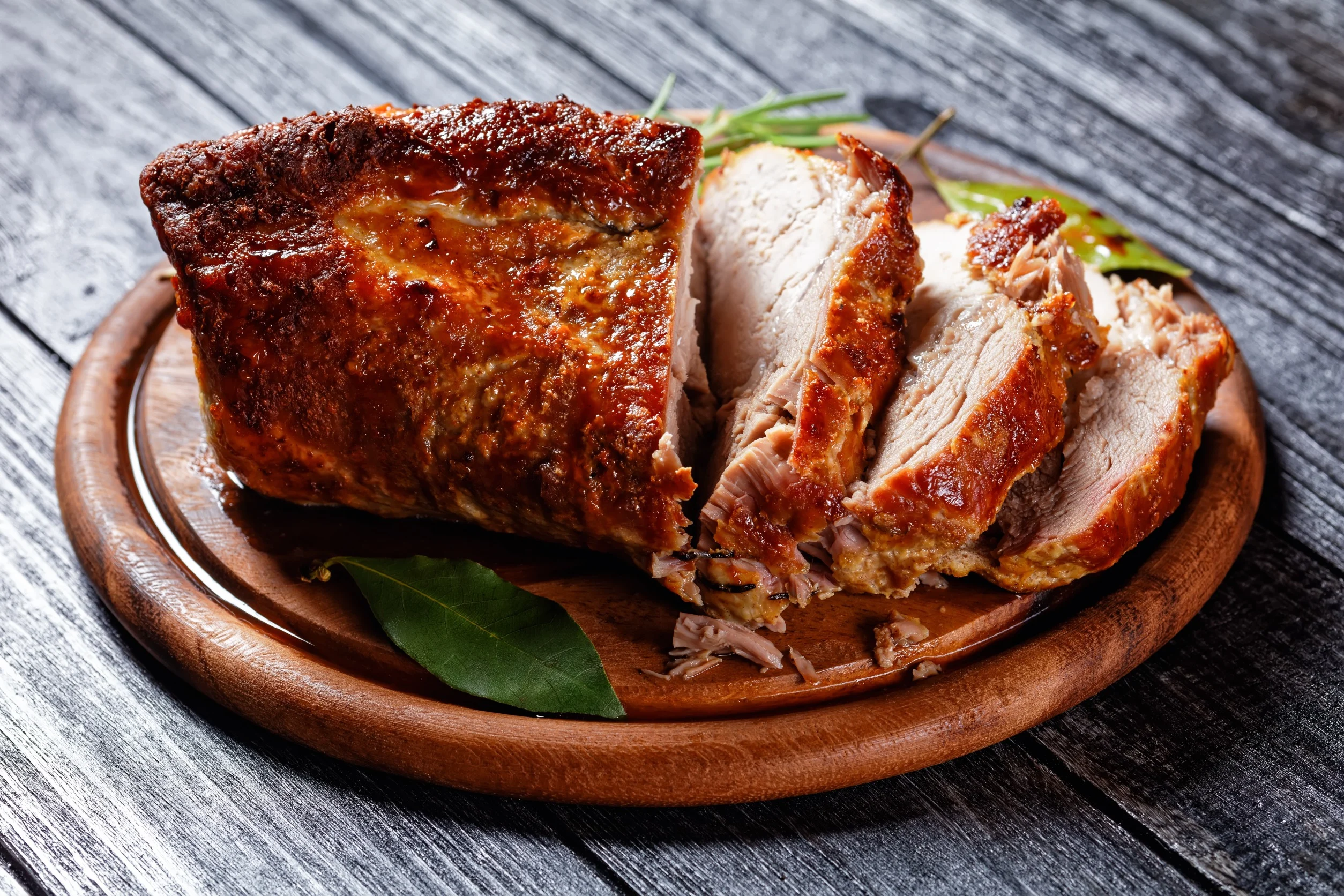 Cum pregătești marinada perfectă pentru carnea de porc. Așa obții o friptură fragedă și plină de gust