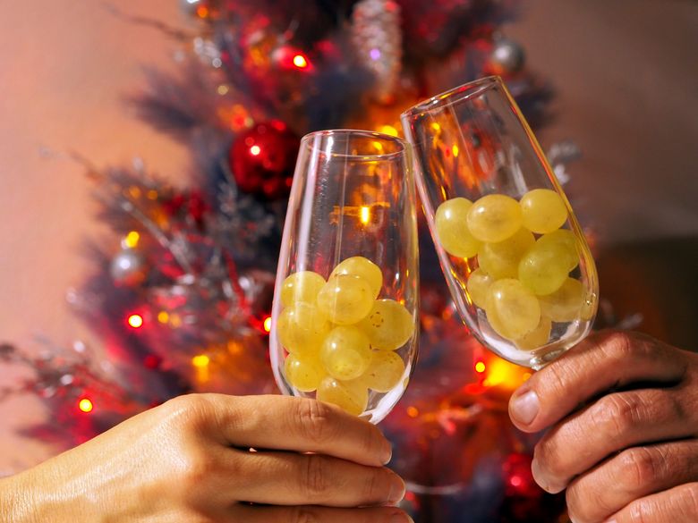 De ce se mănâncă 12 boabe de struguri în noaptea de Revelion. Tradiția spune că efectul apare doar dacă sunt consumați… sub masă