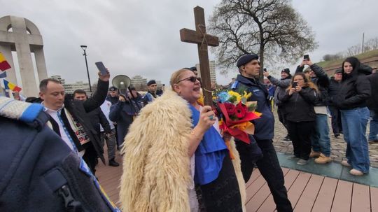 Amenințarea, cu crucea în mână, a Dianei Șoșoacă pentru politicienii de la putere: „Să nu îndrăznească…”