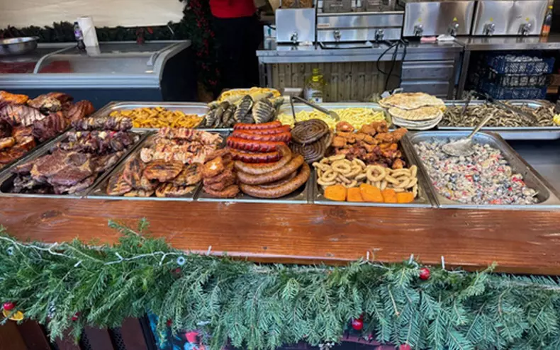 Incredibil! Cât plătești pentru o felie de pâine cu untură și ceapă la Târgul de Crăciun din Timișoara