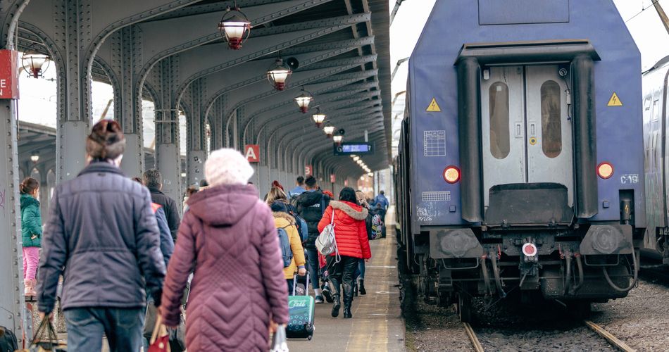 Biletele de tren s-au majorat cu 10%! Cât costă acum o călătorie cu CFR de la București la Brașov