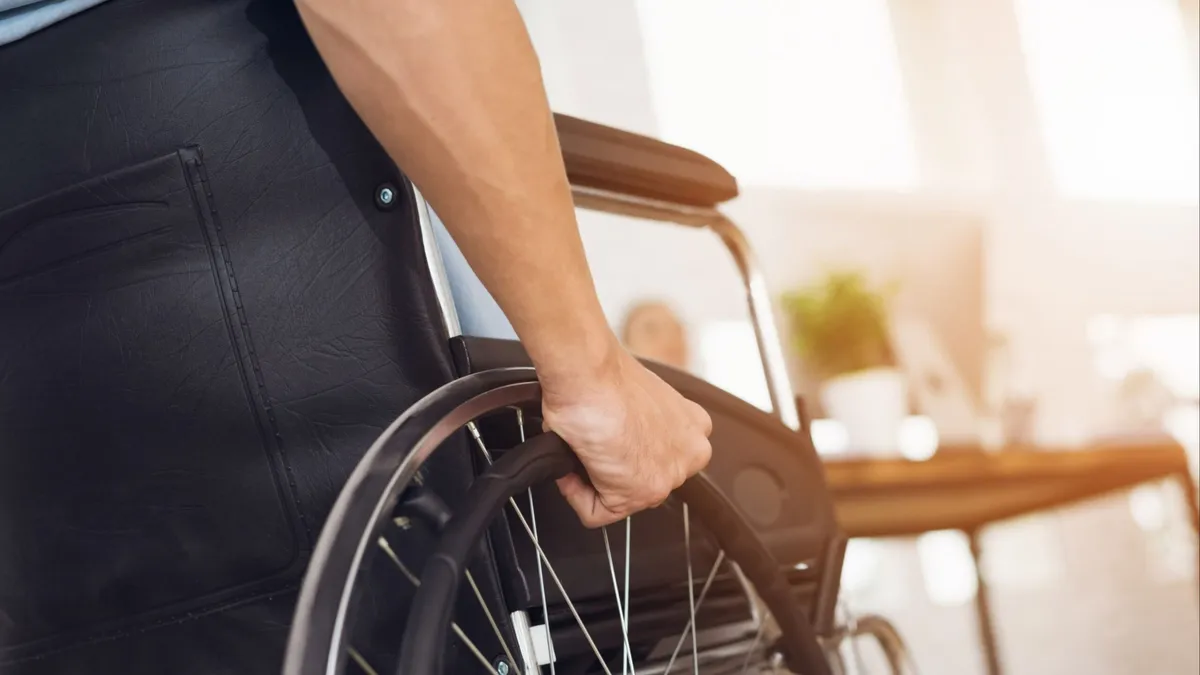 Lovitură pentru românii cu dizabilități! Scutirile de taxe dispar, iar impozitele devin obligatorii