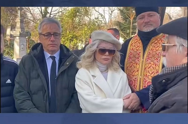 Loredana Groza a cedat emoțional în biserică, la căpătâiul tatălui său. Scene dramatice la înmormântarea părintelui artistei. Cu greu s-a putut stăpâni în fața pierderii cumplite