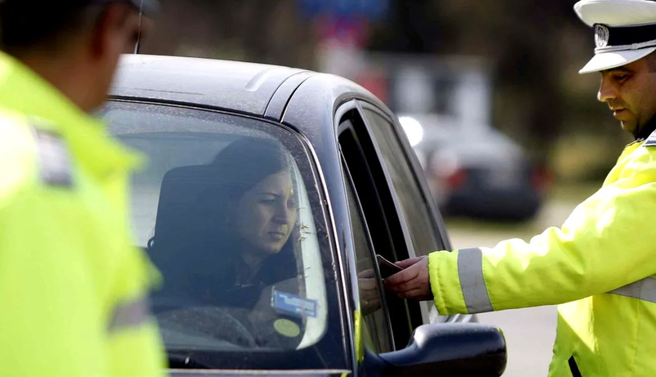 Șoferii riscă amendă de 1.000 de lei dacă fac acest lucru în mașină. Gestul este complet interzis