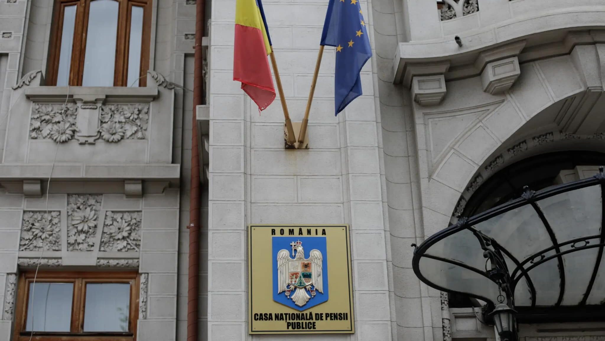 Atenție, pensionari! CNPP confirmă când ajung pensiile pe card în februarie 2026