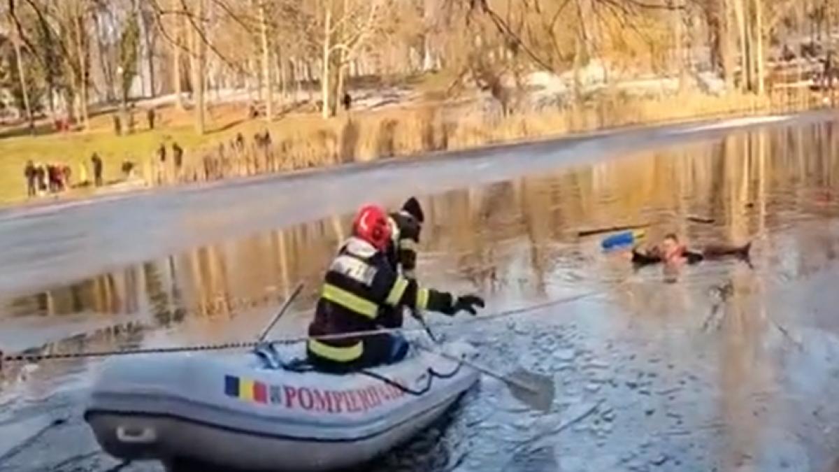 Un bărbat din India, devenit erou după ce a salvat o fetiță de 5 ani căzută într-un lac înghețat. Curajul său a emoționat o țară întreagă