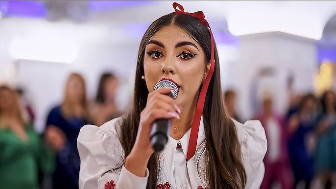 O cântăreață din România s-a prăbușit pe ringul de dans, în timpul concertului de Revelion! Incidentul a fost surprins pe camere