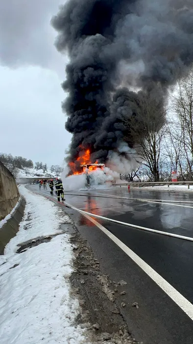 Autocar în flăcări pe un drum din Mureș! Aproape 50 de pasageri, pompierii din Sighișoara chemați de urgență
