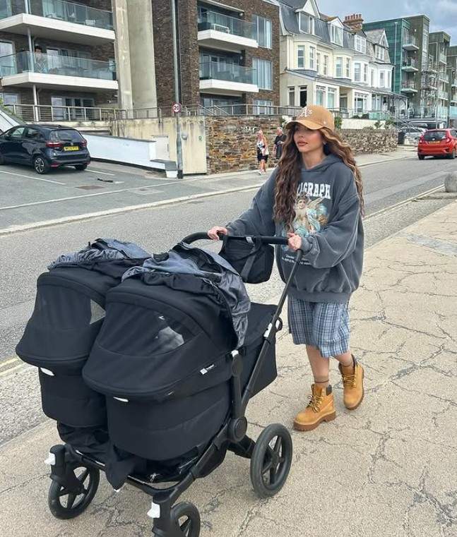 Suferința unei artiste celebre, mamă de gemene. Micuțele ei se confruntă cu o boală rară. Există riscul să nu poată merge niciodată