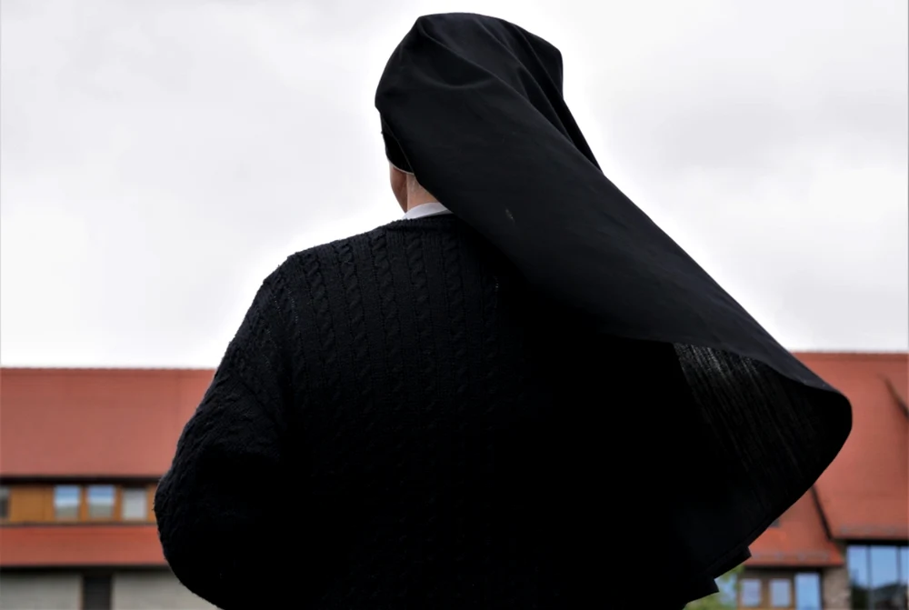 O femeie deghizată în călugăriță a lăsat zeci de sibieni fără curent și internet. De ce nu va achita niciun prejudiciu, în ciuda pagubelor produse
