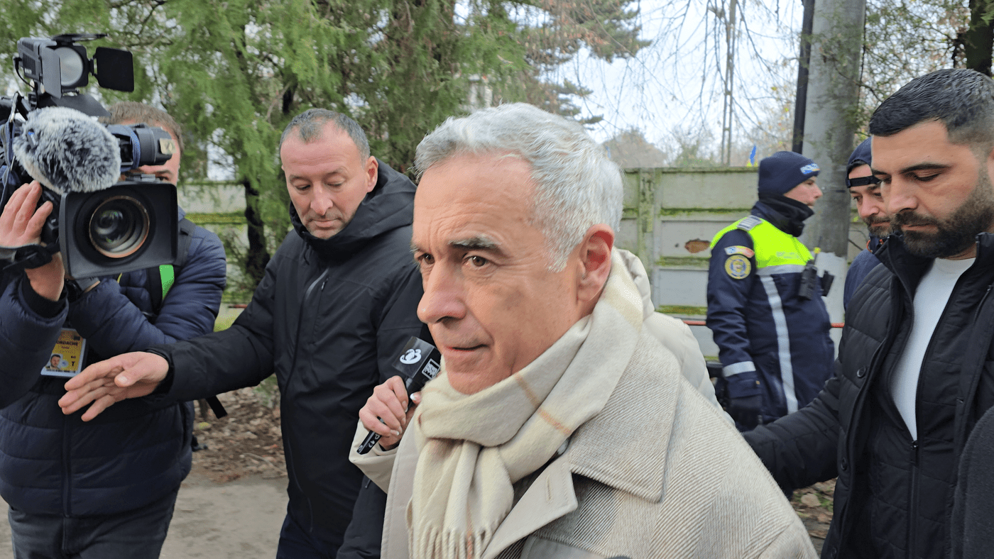 Călin Georgescu, întâmpinat la Buftea cu… un miel viu, după semnarea controlului judiciar. Reacțiile internauților au explodat