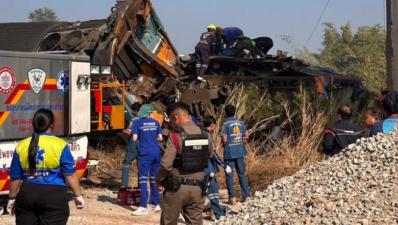 Dezastru feroviar! O macara a căzut peste un tren, provocând cel puțin 22 de decese