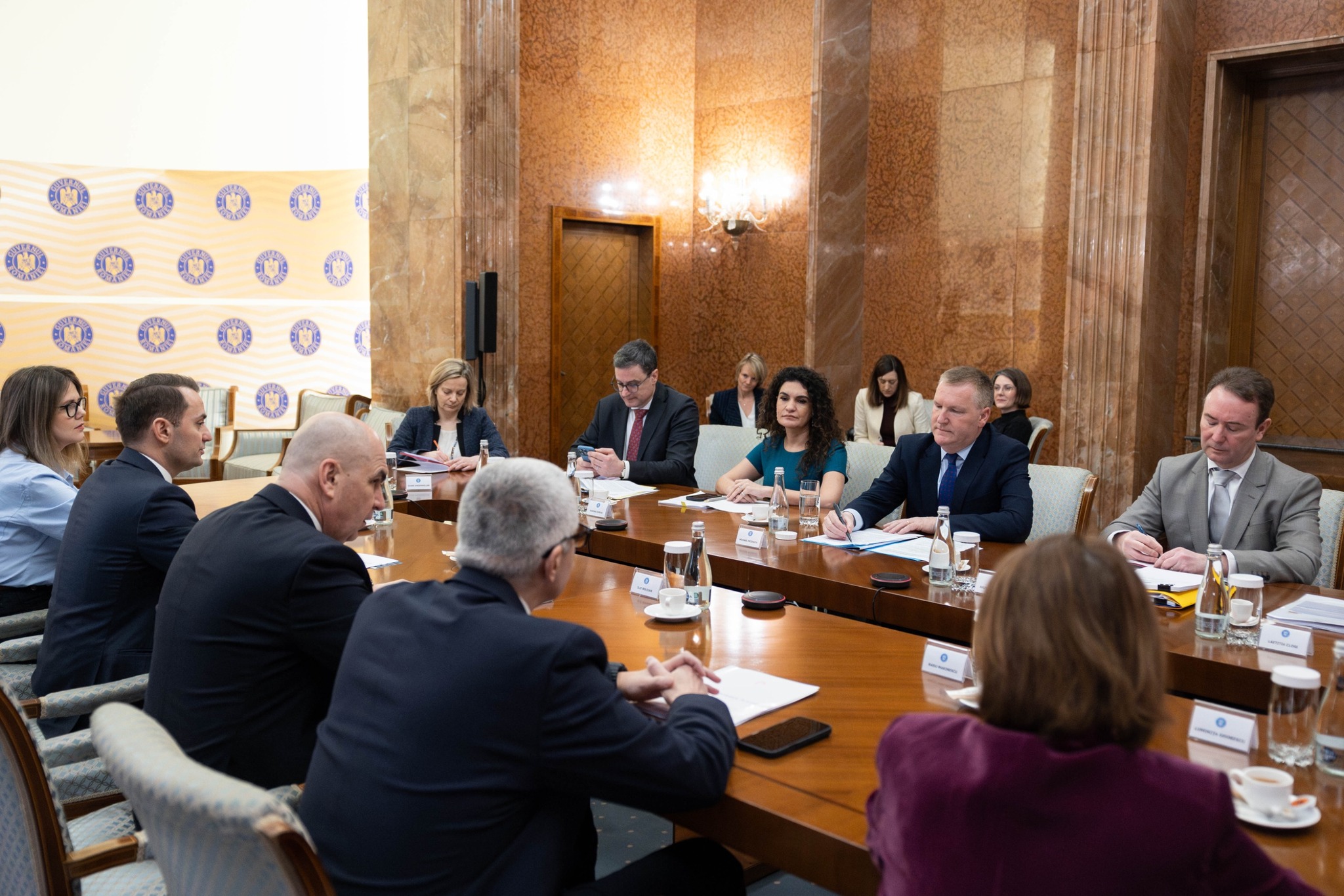 DECIZIE IMPORTANTĂ! Angajații care câștigă sub 6.000 de lei vor…