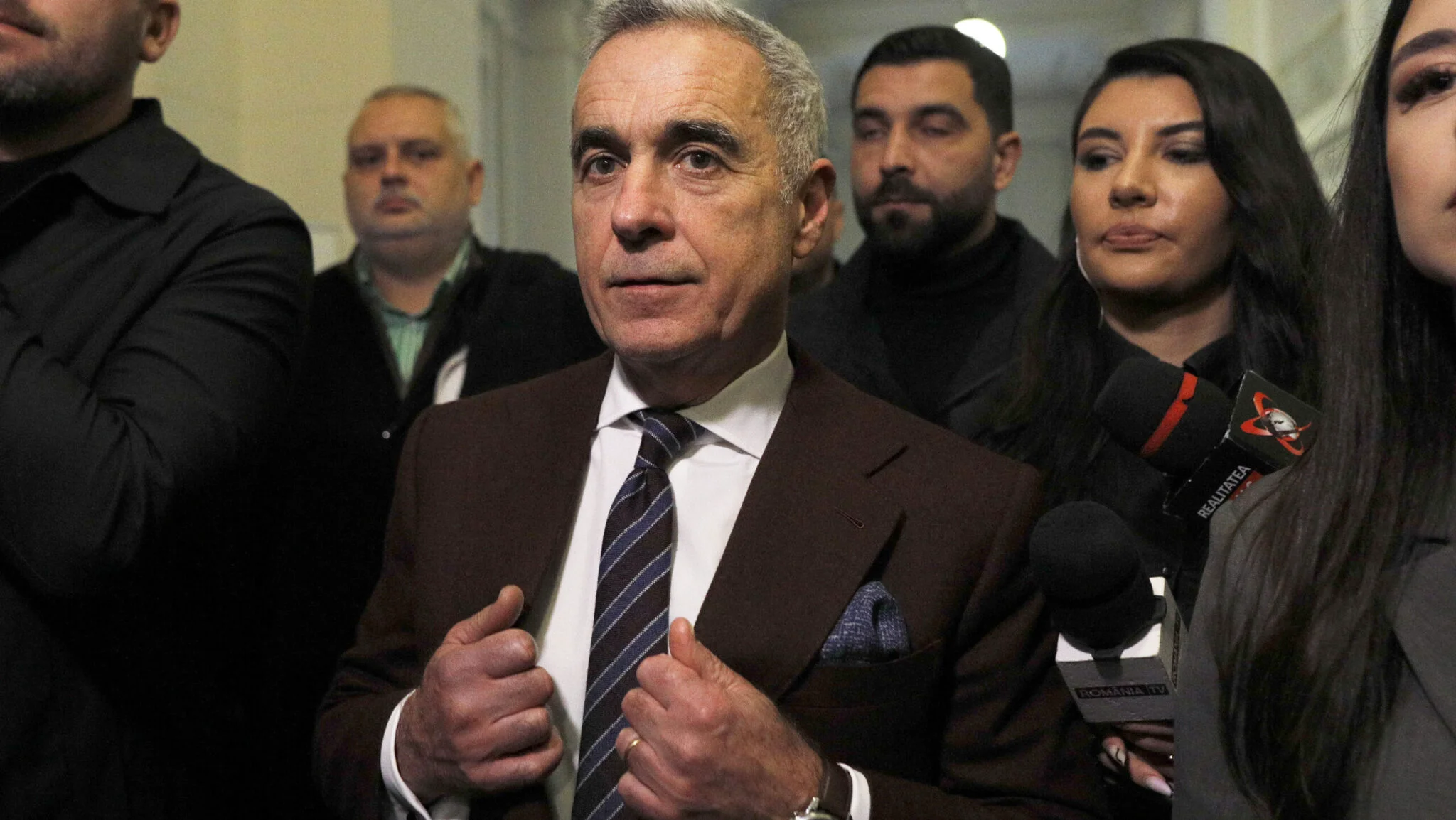 Un nou partid se conturează pe scena politică din România, cu Călin Georgescu la conducere. Două nume sonore nu se vor regăsi în noua formațiune. Acuzații de folosire și abandon