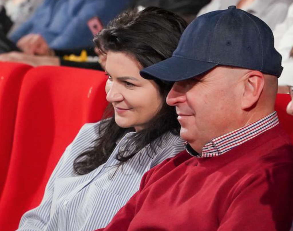 ADEVĂRUL despre Ioana, partenera de viață a premierului Bolojan. Cu cine a fost căsătorită înainte și „SECRETUL” despre care nu se vorbește