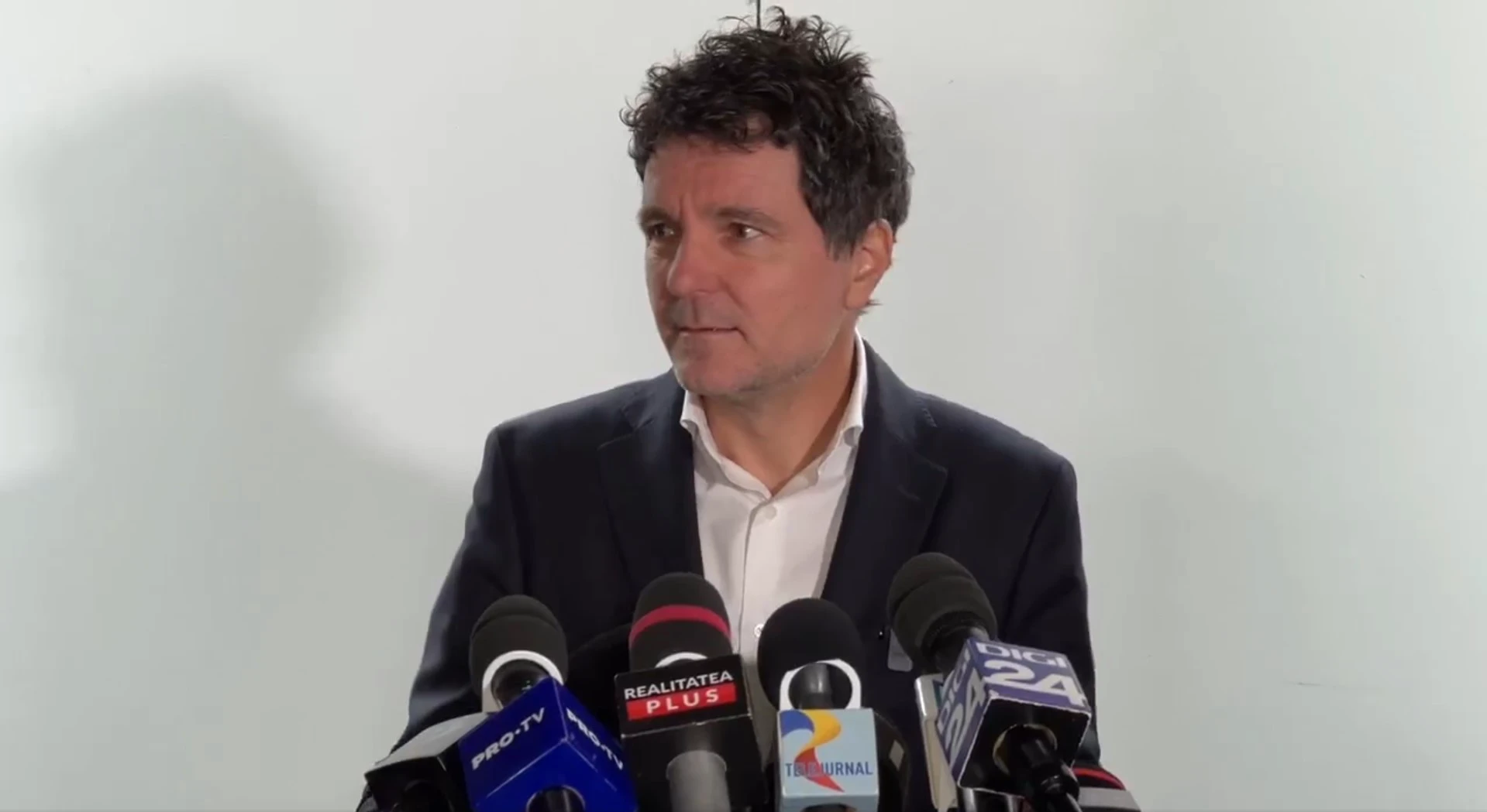 Nicușor Dan, gata pentru o schimbare de imagine. Persoana care încearcă de luni întregi să îl tundă a primit acceptul său