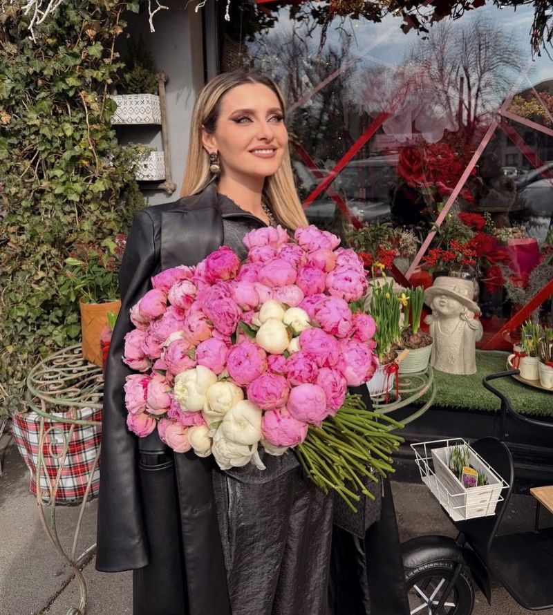 Imaginile cu buchetul imens au inflamat internetul. Ce spune Alina Sorescu despre o posibilă relație