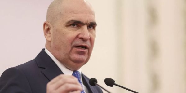 Bolojan adoptă ordonanța CONCEDIERILOR MASIVE, apoi CHEFUIEȘTE la ziua unui prieten. Cine e sărbătoritul