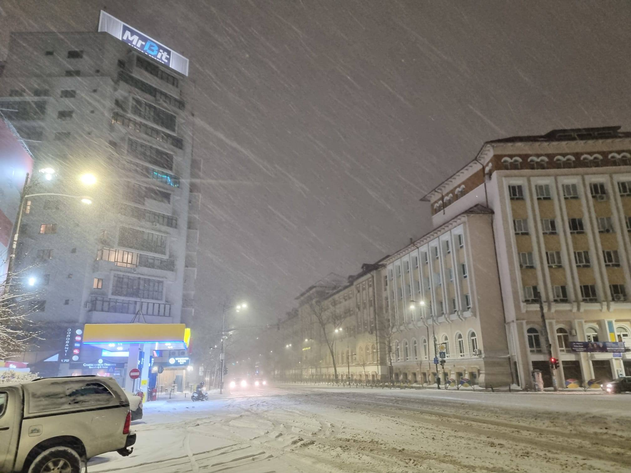 Ninsori neîntrerupte timp de șase zile, în Capitală. Meteorologii anunță momentul critic