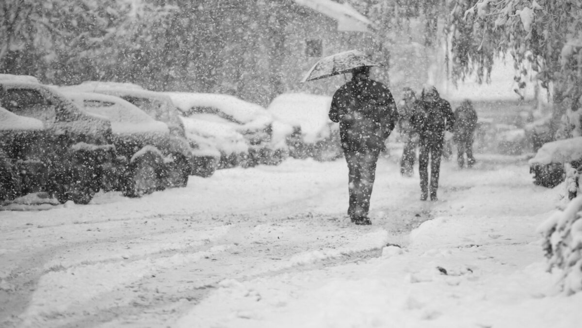 Un ciclon se abate asupra Bucureștiului! După ploi și lapoviță, Capitala va fi cuprinsă de ninsoare viscolită. Cât va dura episodul de vreme extremă