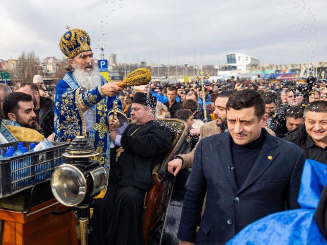 ÎPS Teodosie face un pas înapoi față de George Simion. Arhiepiscopul Tomisului se delimitează de linia politică promovată de AUR
