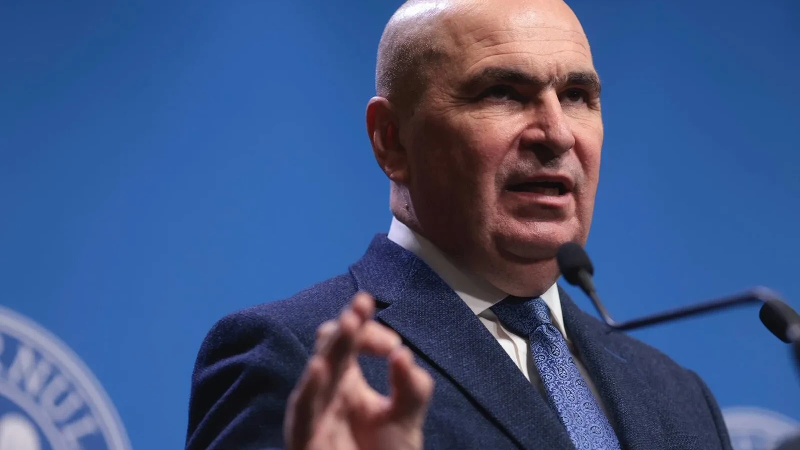 REVOLTĂ ȘI ACUZAȚII DURE la adresa premierului după ce bărbatul A DECEDAT în timpul serviciului: „Bolojan vrea să ne…”