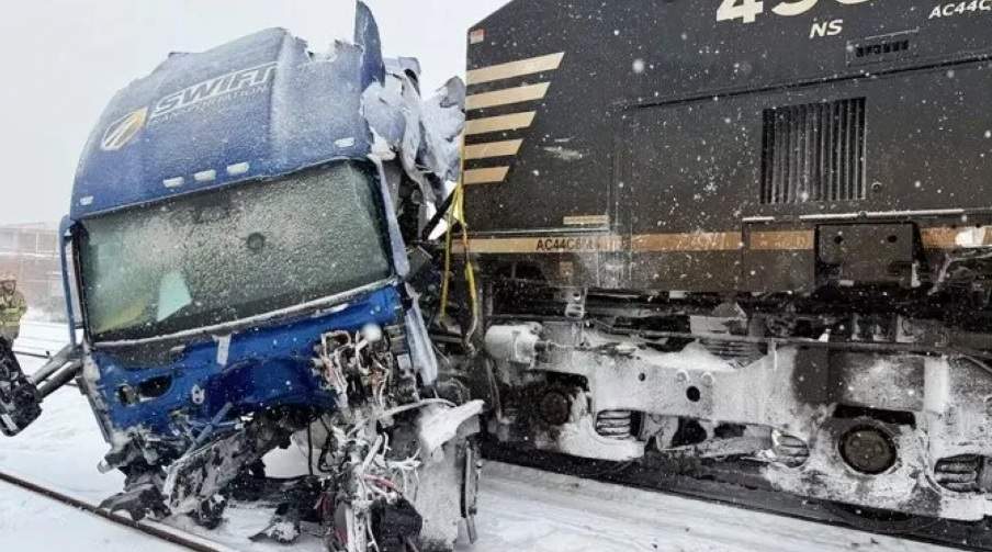 Scene de groază pe calea ferată! Camion prins în zăpadă, izbit în plin de tren