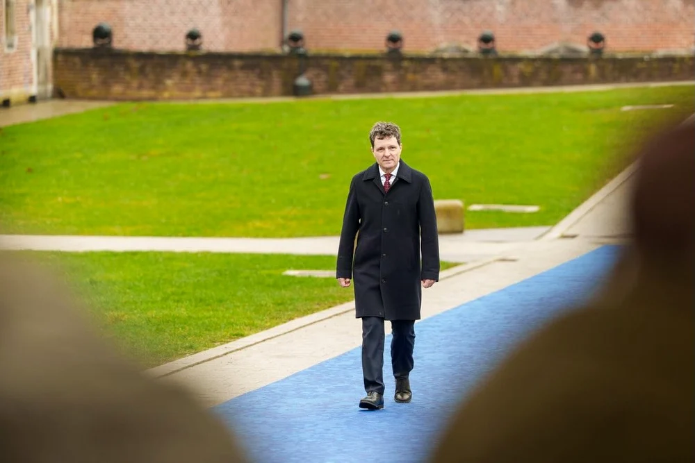 Nicușor Dan, pus la zid pentru apariția din Belgia: „Ciufulit, pătat și cu încălțămintea roasă”. Mesajele tăioase ale internauților: „Du paltonul la spălătorie!”