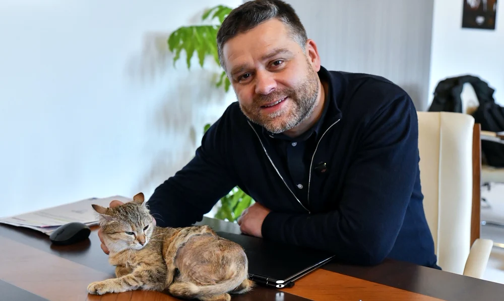 Ciprian Ciucu a adoptat o nouă pisică și a cucerit internetul. Povestea felinei îți atinge sufletul