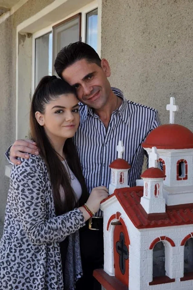 Dorul nu se stinge nici după ani… Fiica lui Aurelian Preda, în genunchi la mormântul tatălui, în ziua când acesta ar fi împlinit 56 de ani: „Am venit să-ți aduc florile tale preferate, tati…”