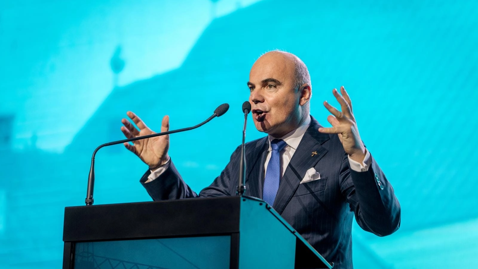 Scenă politică în fierbere! Rareș Bogdan îl critică aspru pe Ilie Bolojan în contextul recesiunii economice: „Iei zece piei tot de pe calul care trage?”