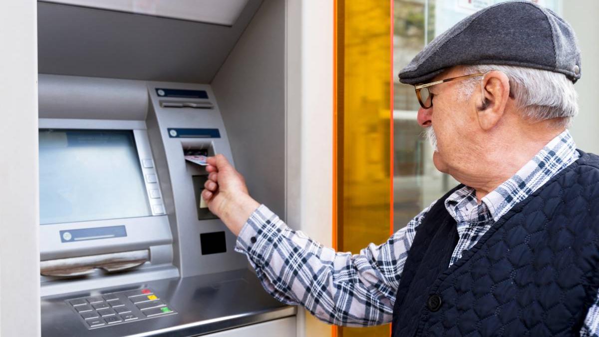 În ce ordine se virează pensiile pe card joi, în funcție de bancă. Motivul pentru care unii pensionari pot încasa sume mai mici
