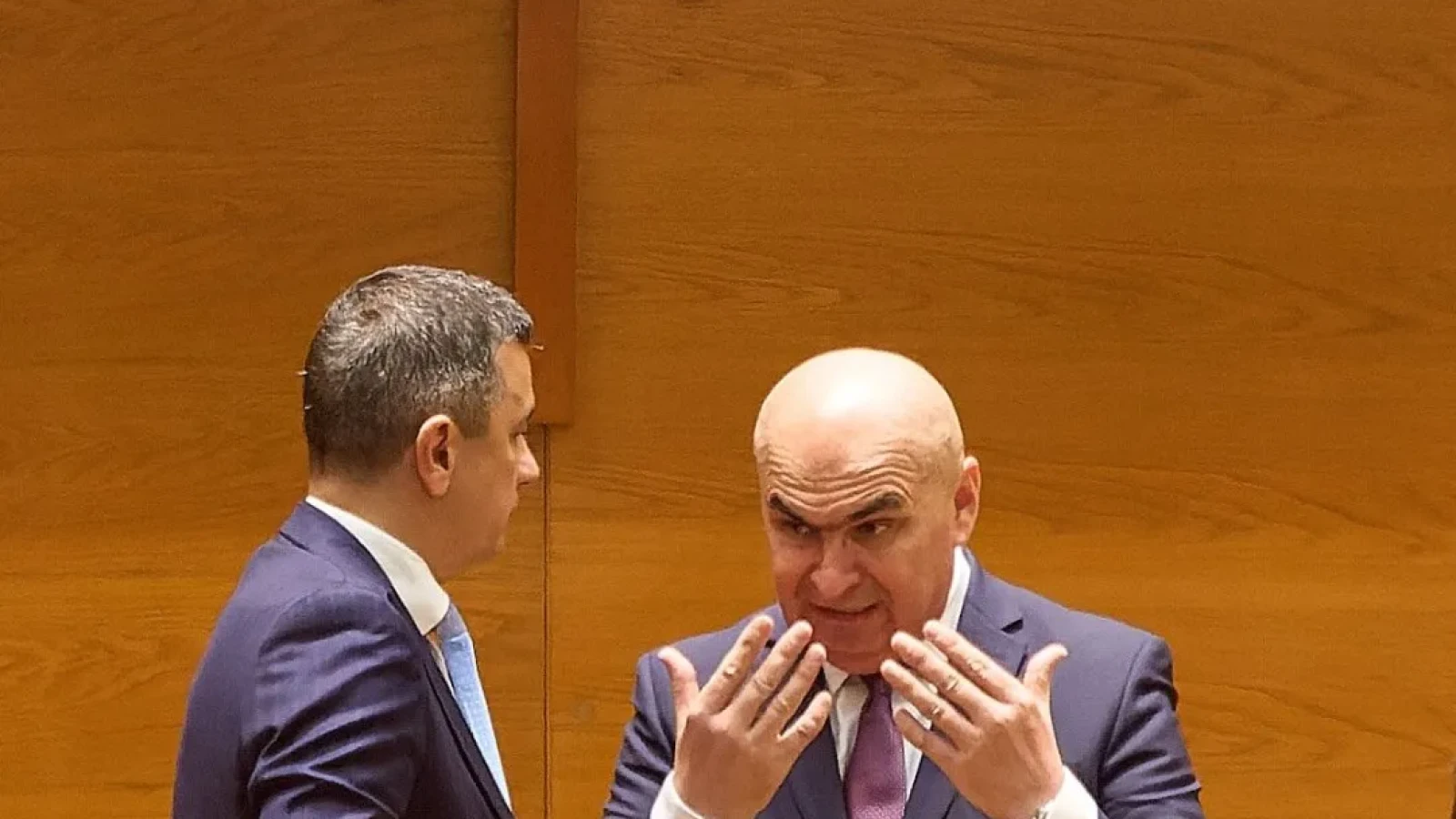 Ajutoarele pentru pensionari, stopate de Bolojan. Premierul critică inițiativele PSD