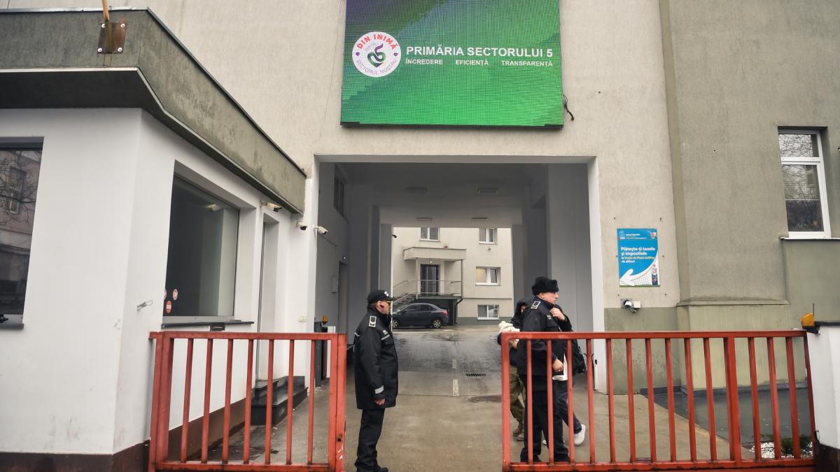 Detalii din anchetă: cum s-ar fi împărțit șpaga între funcționarii reținuți de la Primăria Sectorului 5