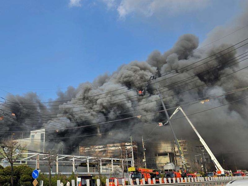 TRAGEDIE de proporții! Un șir devastator de explozii, urmat de un incendiu violent a mistuit totul în cale. Cel puțin 14 persoane decedate și 60 de răniți
