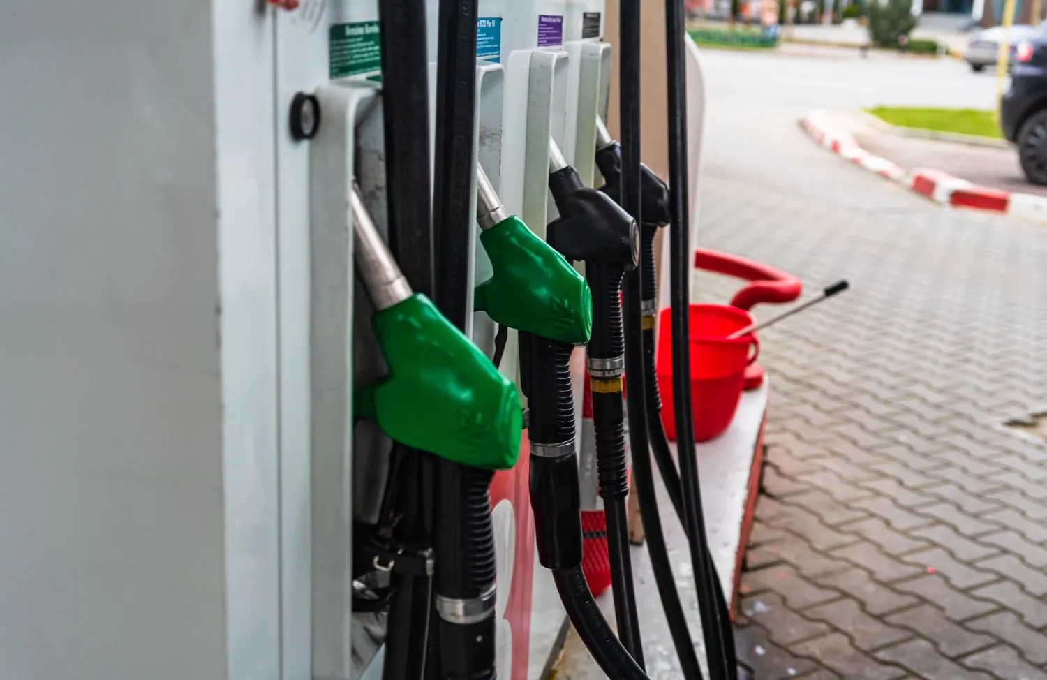 ALARMANT! Cât costă ACUM benzina și motorina la pompă