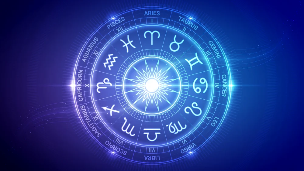 Aprilie 2026 vine cu energii neașteptate. Astrele anunță schimbări puternice, iar planurile făcute în grabă pot fi date peste cap