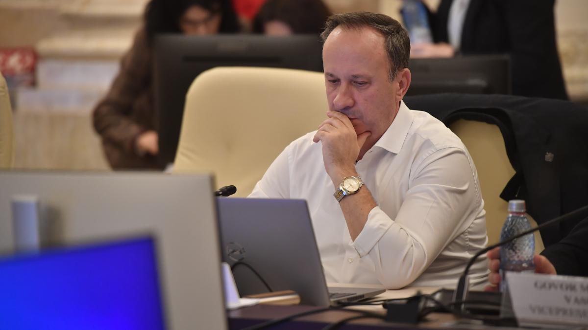 SCANDAL în Parlament! A LOVIT cu pumnul în masă și a cerut, pe un ton ridicat…