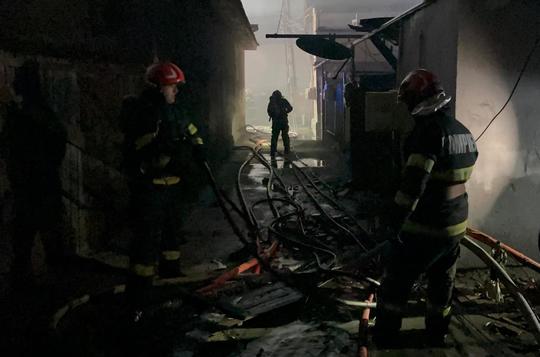 Incendiu de proporții în România! Zeci de oameni au avut nevoie de ajutor, după ce 20 de case au fost mistuite de foc