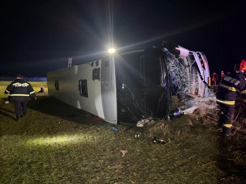 TRAGEDIE pe șosea! Mama vedetei noastre, transportată de URGENȚĂ la spital, după răsturnarea autocarului în care se afla