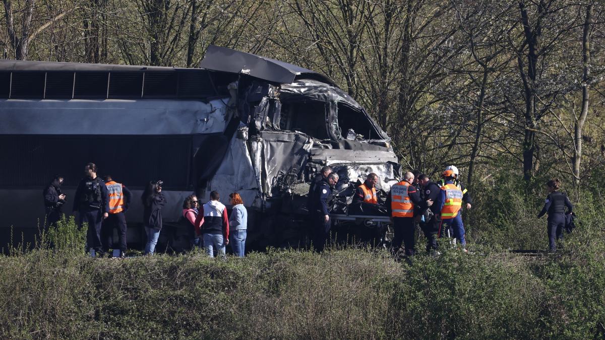 Impact devastator! Un tren a izbit violent un camion. Peste 200 de pasageri au…