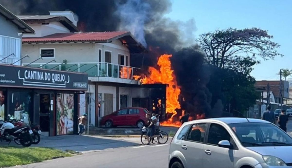 TRAGEDIE AVIATICĂ! Persoane decedate după ce un avion s-a prăbușit peste un restaurant în…