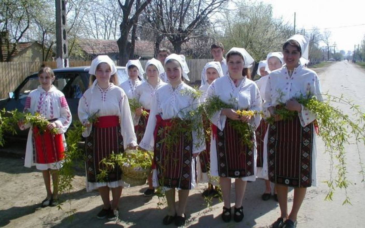 MARE SĂRBĂTOARE astăzi! Ce le este INTERZIS femeilor să facă de FLORII, conform credinței populare
