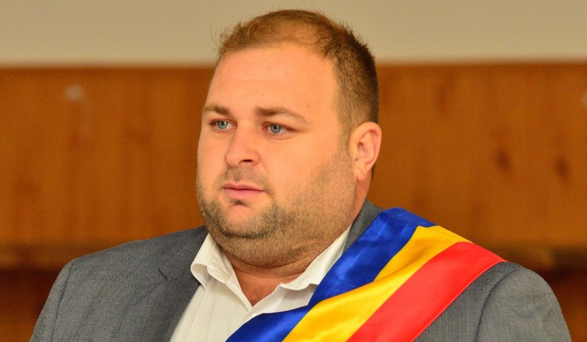 SCANDAL de proporții! PRIMAR, reținut după acuzații de furt de curent electric