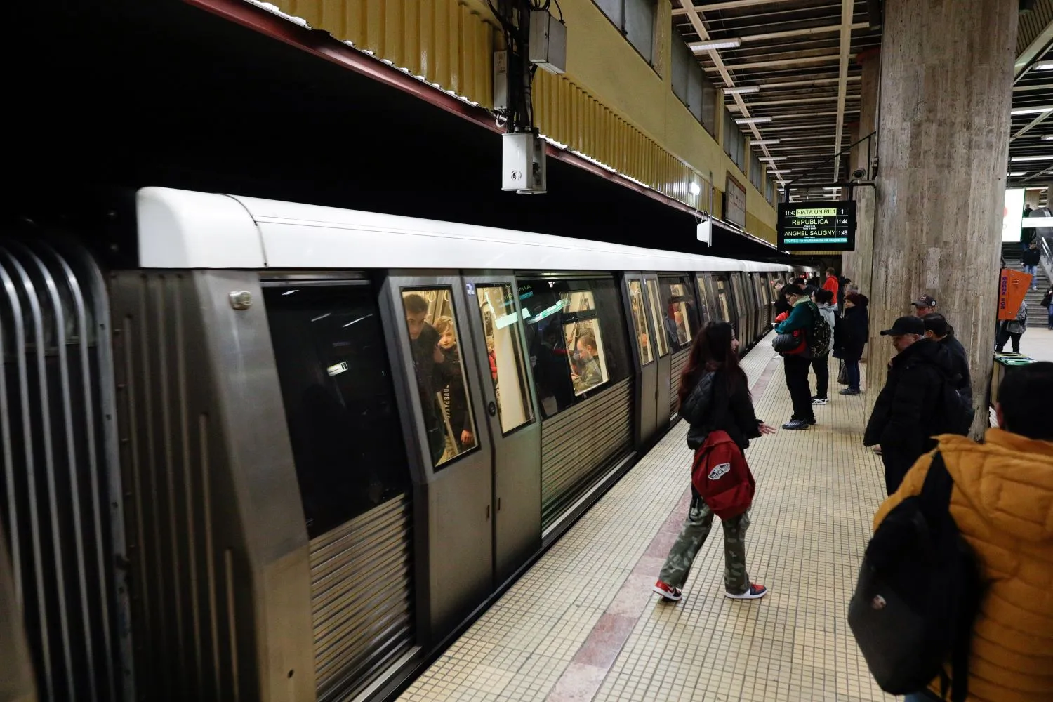 PANICĂ la metrou! Călătorii, rămași BLOCAȚI în tunel după ce un…