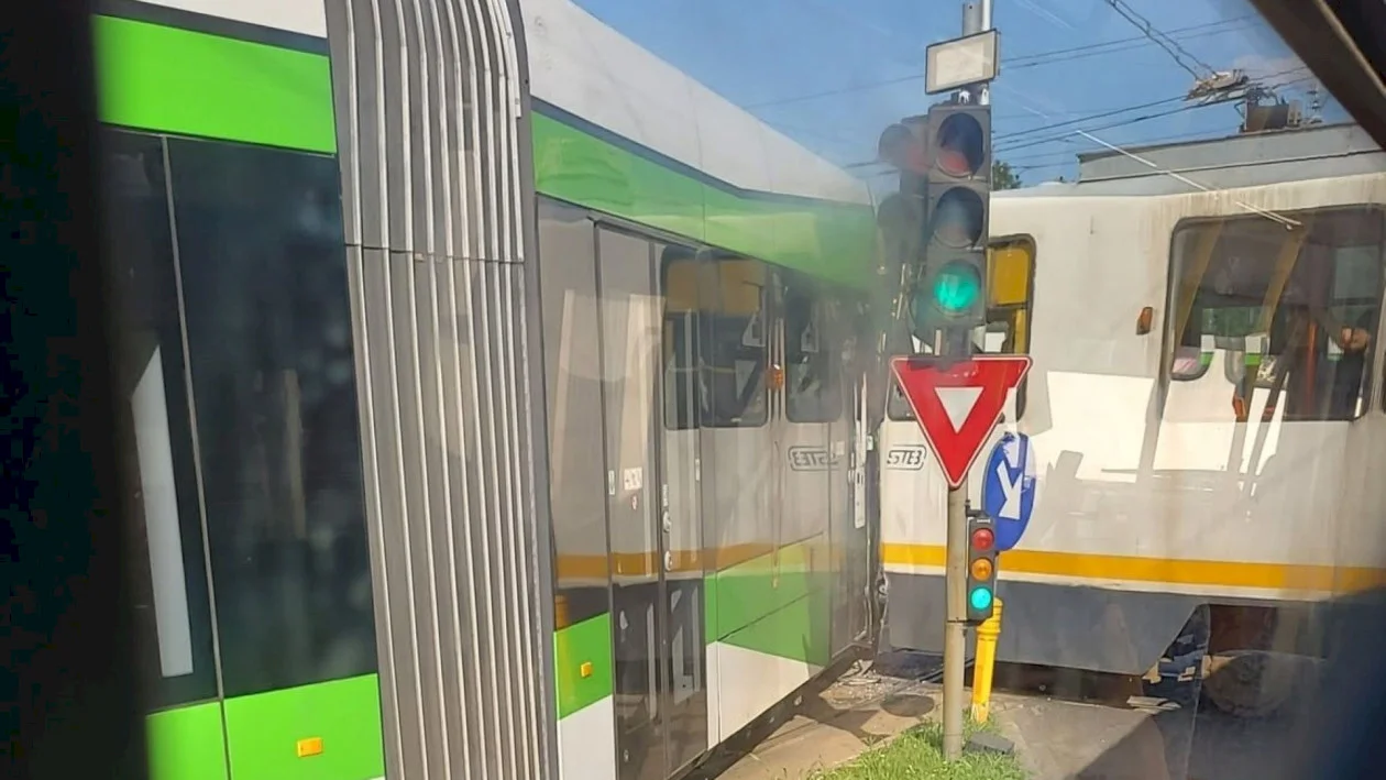 Accident neobișnuit! Două tramvaie s-au ciocnit în timp ce traficul era dirijat de polițiști în zona…