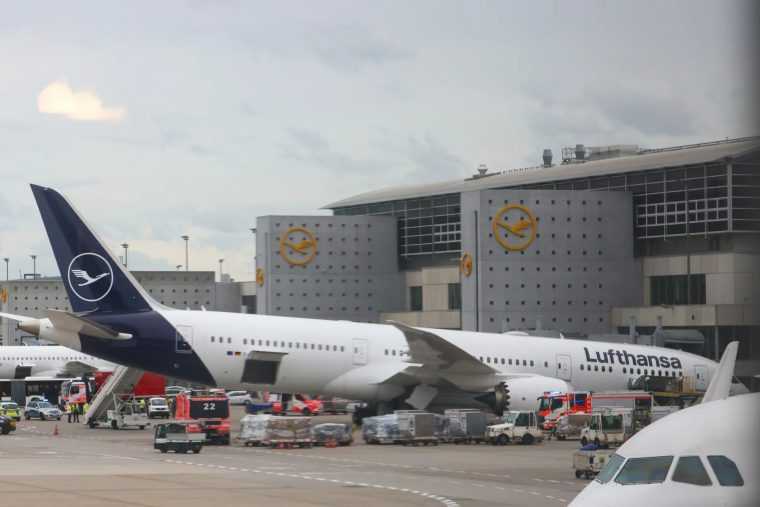ALERTĂ pe aeroport! Mai mulți RĂNIȚI după defectarea trenului de aterizare al unui Boeing 787