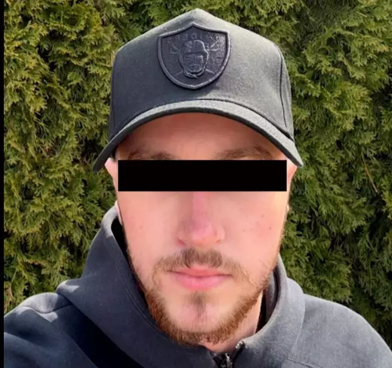 Reacția INCREDIBILĂ a tânărului care și-a ucis tatăl polițist pe o stradă din Piatra Neamț. Ce le-a spus anchetatorilor