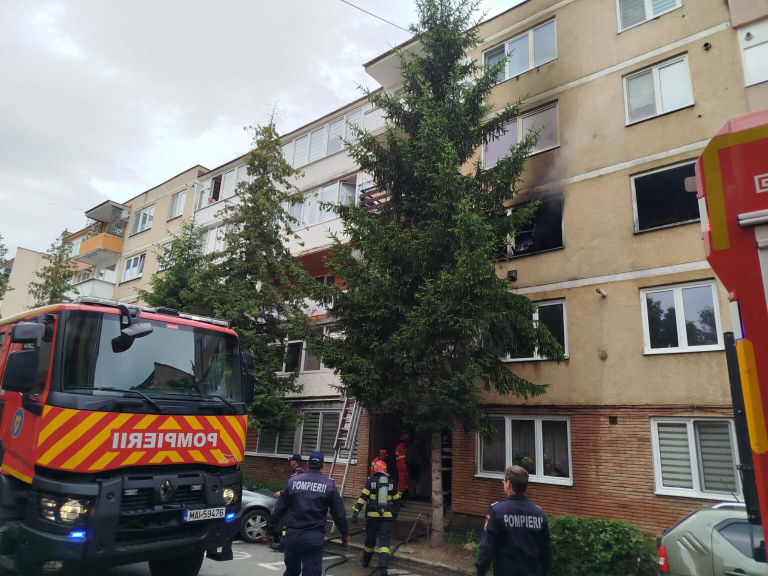 ALERTĂ după o expl0zie, urmată de incendiu, într-un bloc! Mai multe persoane au fost…